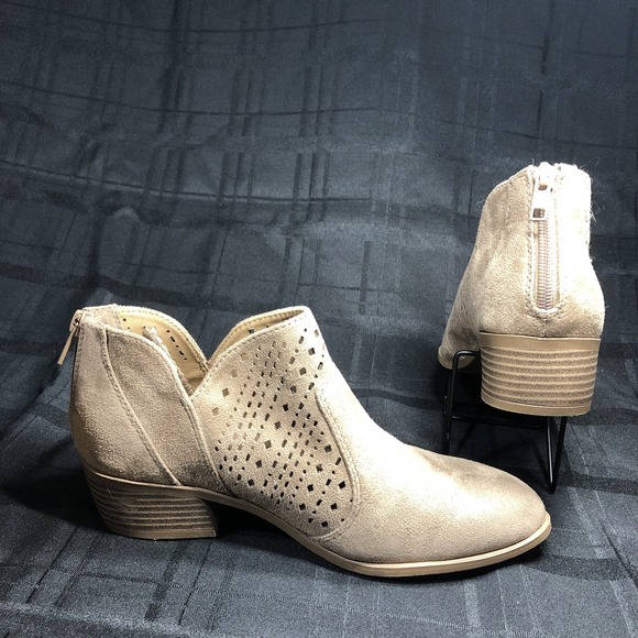 Cityclassified Shoes - Cityclassified Western Ankle Taupe Faux Suede Tan Size 7 Booties 1.5" Heel